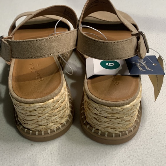 Women's Wedge Heels - Universal Thread Taupe size 9. NWT - Picture 6 of 8